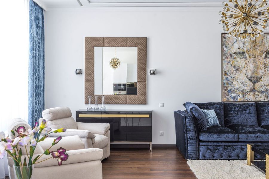 Salón luminoso y cuidado, con grandes ventanas y zona de estar